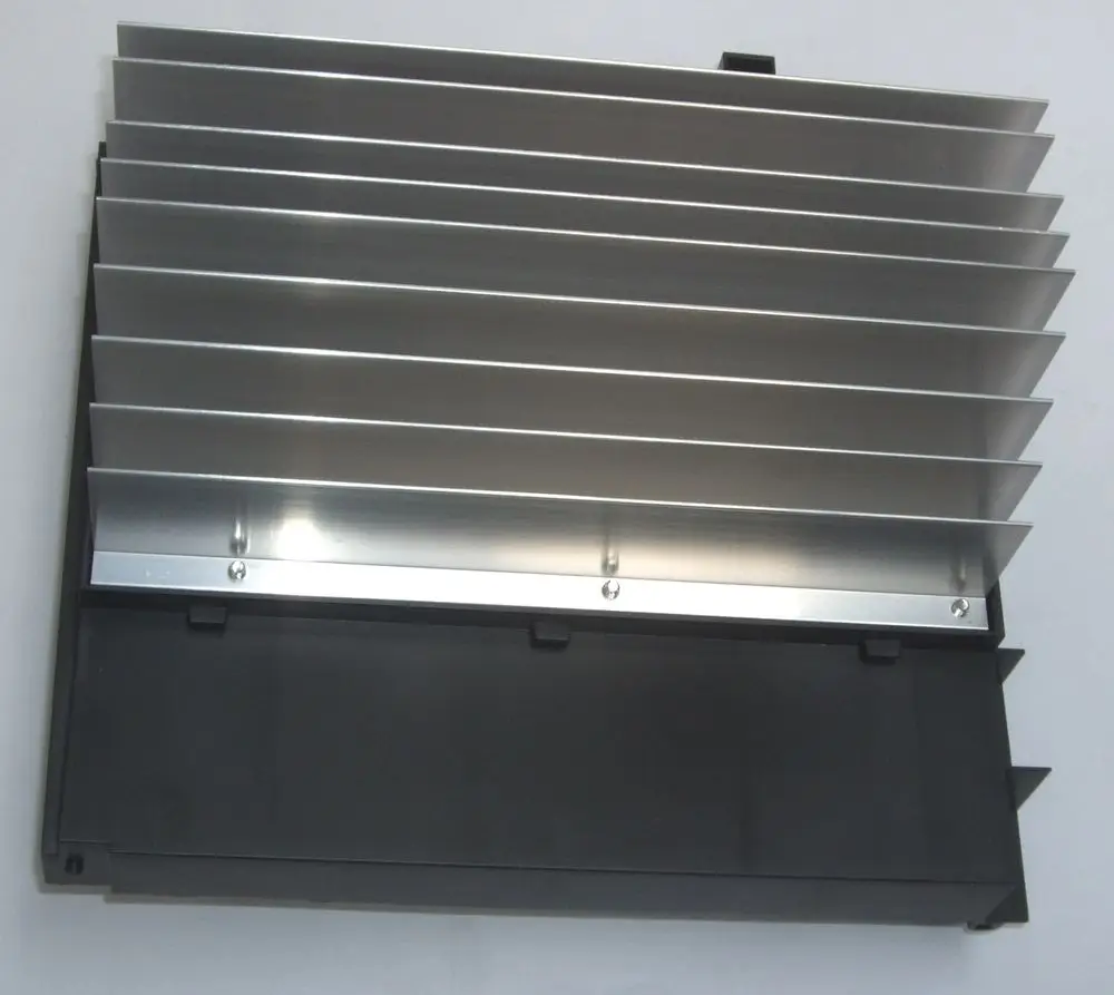 Daikin Platine mit mehreren Aluleisten, montiert auf einem schwarzen Gehäuse, eventuell Teil eines Klimasystems oder einer Heizungsanlage.